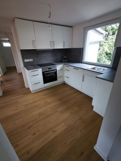 Modernisierte Dachgeschosswohnung in Mainz-Finthen - hell, ruhig und charmant – Küche mit Flur