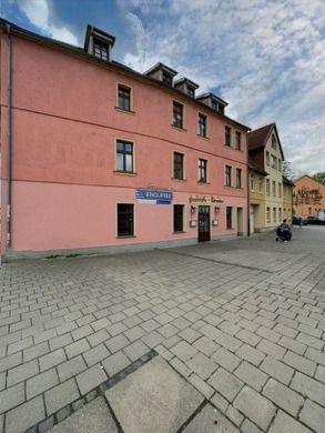 Ansicht Lokal mit Straßenterrasse