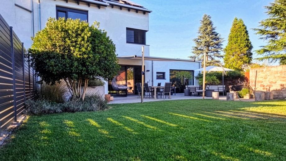 Familienhaus am Bach – Terrase / Garten