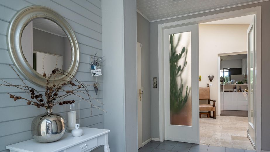 290 m² + 2.464 m² Naturidyll | Pool & Gartensauna | Aartalblick | Mehrgenerationen o. Vermietung – Hauseingang