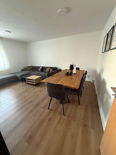 Exclusief 3-kamerappartement op een centrale locatie met groot balkon op de 1e verdieping – Wohnzimmer