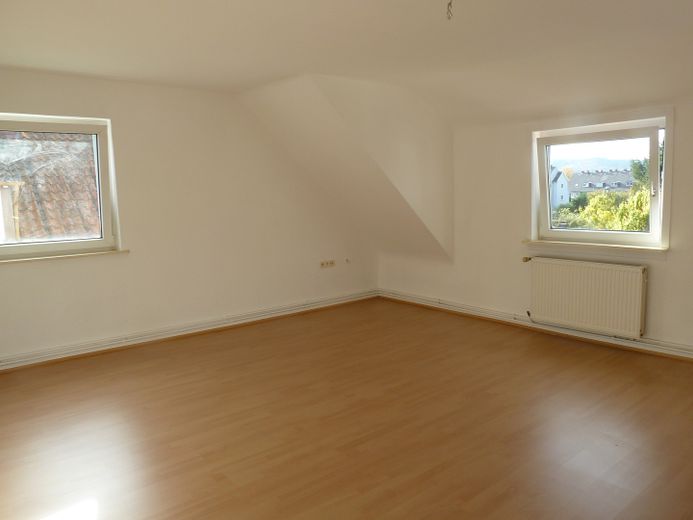 Lichtdurchflutete charmante 3 Zi-DG-Whg. renoviert-in bester grüner Lage - – sonniges Wohnzimmer