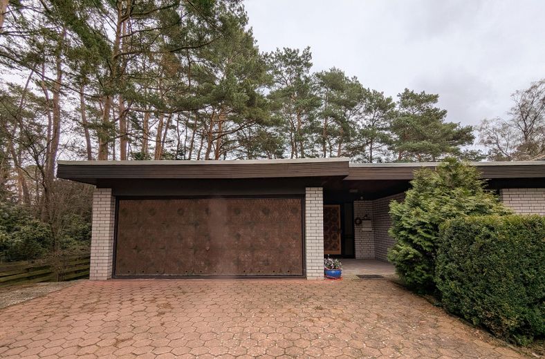 Bungalow adatto alle famiglie, vicino al centro e ben collegato – Straßenfront