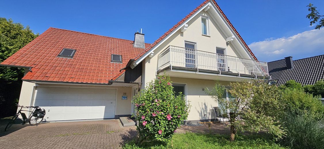 EFH / großer Hausteil mit EBK, Kamin, 2 Terrassen und traumhaftem Garten in direkter Seenähe 🌊 – Frontansicht, kleine Terrasse