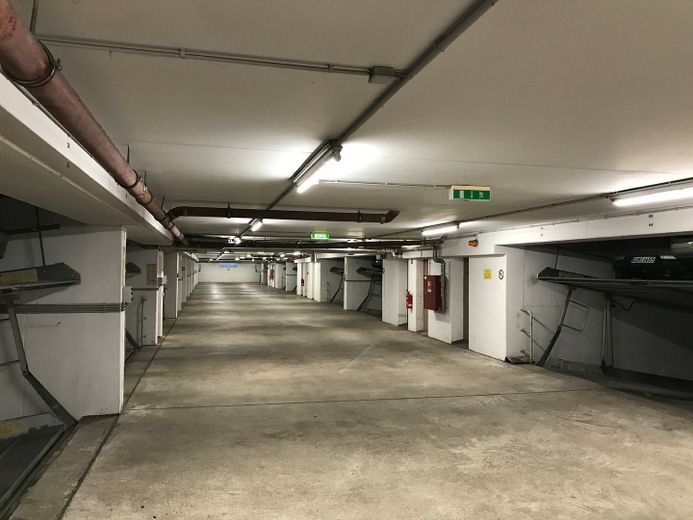 Vivir rodeado de naturaleza en el centro de Berlín | Amplio piso de 2 habitaciones con balcón y plaza de garaje subterráneo | sin comisión – Tiefgarage