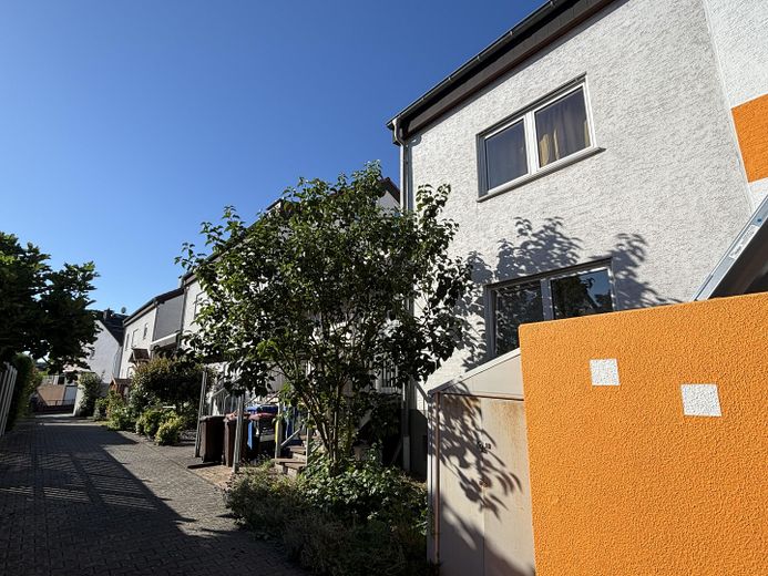Ruhig wohnen in Feldrandlage: Doppelhaushälfte 5 Zi, 140 qm, Garage – Vorderansicht (Anliegerweg)