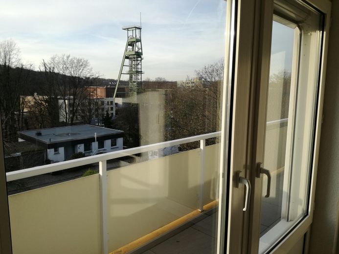 Spacious 4-room apartment with 2 bathrooms, balcony & garage, and an incredible view – Wohzimmer (Balkon-Blick)