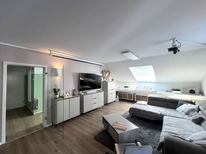 3-4 Zi. Maisonettewohnung mit Balkon, Garage und Garten in naturnaher Lage in Wuppertal-Beyenburg – Wohnzimmer