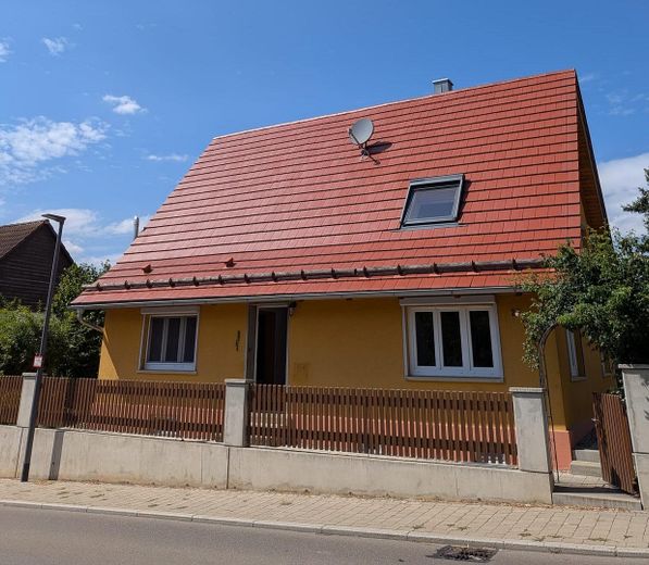 Freistehendes Haus, wunderschöner Garten und Freisitz, sofort frei + Ohne Provision – Hausansicht
