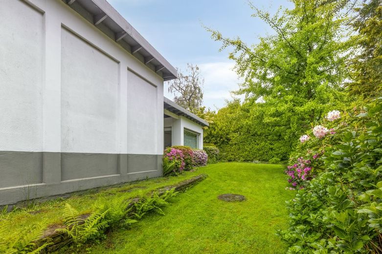 ***** Haus sucht glücklichen Bewohner, Großzügiges Domizil mit vielen Extras ***** – Seitenansicht