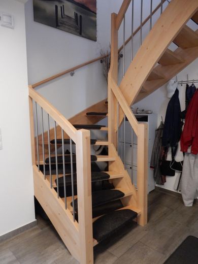 Holztreppe bis ins DG