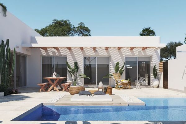 Luxuriöse ebenerdige Villa mit Pool und Keller