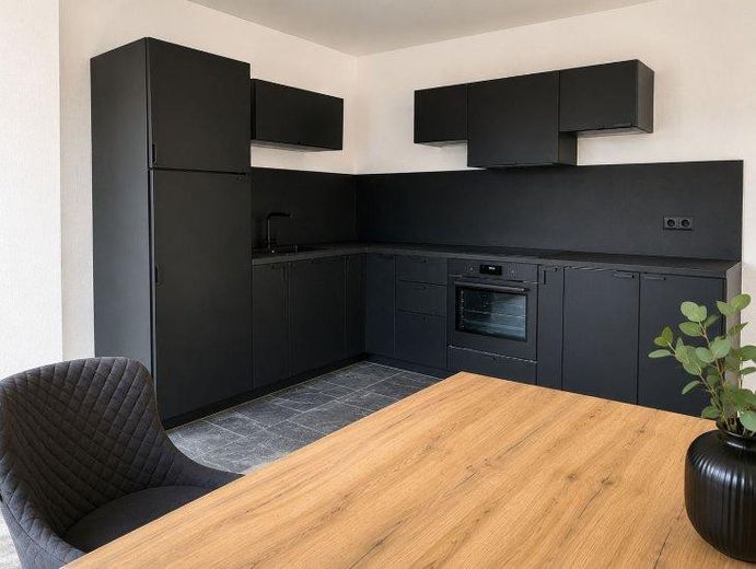 Piso ático de 2 habitaciones reformado con terraza privada en la azotea – disponible para ocupar – Küche