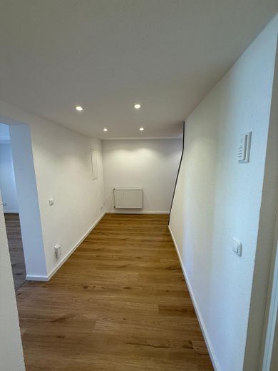 5-Room Maisonette Apartment Across Three Living Levels – Fully Renovated, with Fitted Kitchen & 2 Bathrooms – Flur 1. Etage