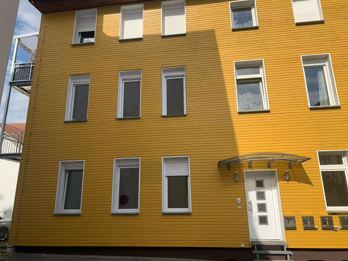 Voll möbliertes 1-Zimmer Apartment in Stendal City mit EBK und Balkonterrasse am Krankenhaus – Hauseingang