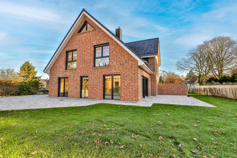 Neubau-Doppelhäuser in Scharbeutz-Klingberg – Traumlage am See, nur wenige Minuten zur Ostsee! – Hausansicht hinteres Haus