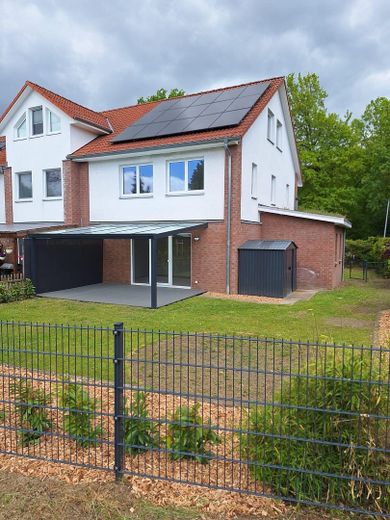 Exklusives Reihenendhaus – Erstbezug nach aufwendiger Sanierung mit PV-Anlage & sonnigem Garten – Neu angelegter Garten