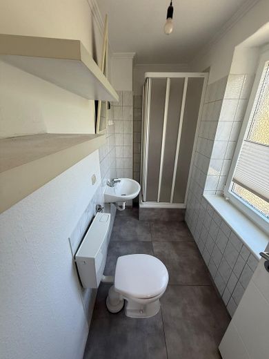 Badezimmer mit Fenster