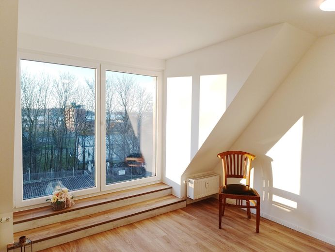 Dachgeschoß-Maisonette-Wohnung 44 qm am Tilsiter Platz in Kiel-Ellerbek – Gaube mit Blickrichtung Förde