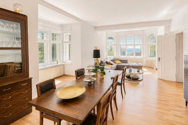 Belle Étage exclusiva en edificio protegido – 5 hab., aprox. 187 m², 2 baños con luz natural, cocina equipada y vistas al Elba en Loschwitz