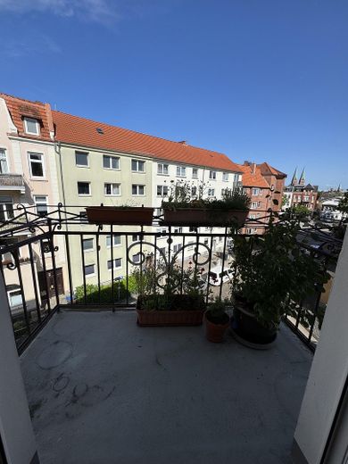 gern an WG`s, Charmante Altbauwohnung mit 2 Balkonen, 3–4 Zimmer, EBK, Bad mit Badewanne – Balkon vorn