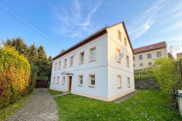 VACANT SINGLE-FAMILY HOUSE ON THE OUTSKIRTS OF THE CITY