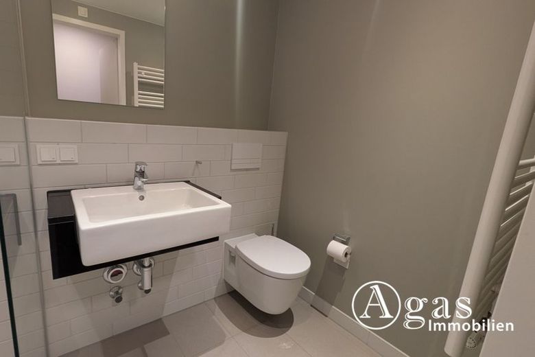 teilmöbliertes 1-Zimmer-Apartment in Moabit mit Concierge und privatem Gym – Badezimmer