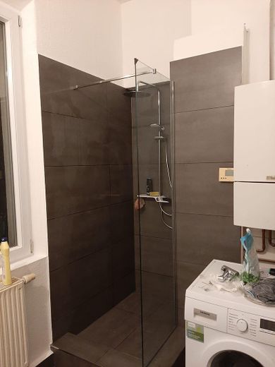 Lichtdurchflutete 4-Zi.-Whg. mit Balkon und Einbauküche – Badezimmer
