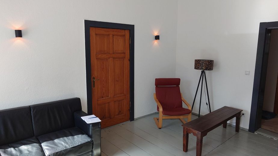 3-Zimmer-Wohnung an der THB: Kamin, Mieterstrom & Garten – Wohnzimmer