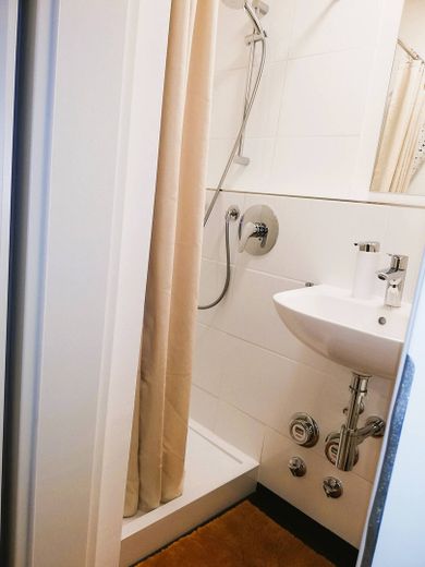 Appartement entièrement équipé, terrasse, jardin, place de stationnement – Dusche