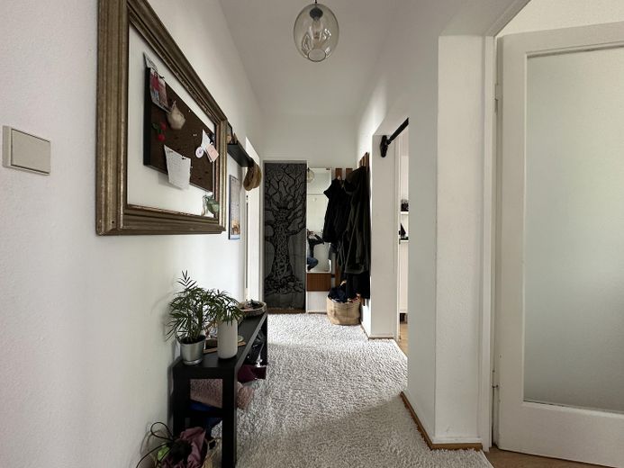 Centralne mieszkanie 2-pokojowe w frankfurckim Ostend z balkonem i EBK – Foto 1