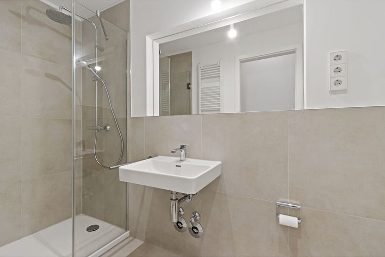 Wohnen mit Charme: Exklusive 1,5-Zimmer-Wohnung im Denkmal - nur wenige Schritte zur Saale! – Badezimmer