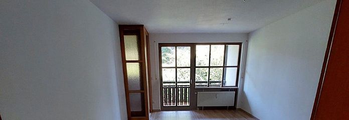 Für Kapitalanleger | Vermietete helle 2,5-Zimmer Wohnung mit Balkon und Potential – Wohnzimmer