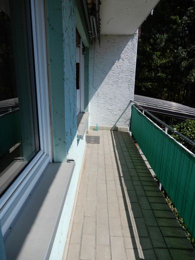 provisionsfrei / RMH in ruhiger Waldrandlage / renovierungsbedürftig – Balkon / Wohnzimmer