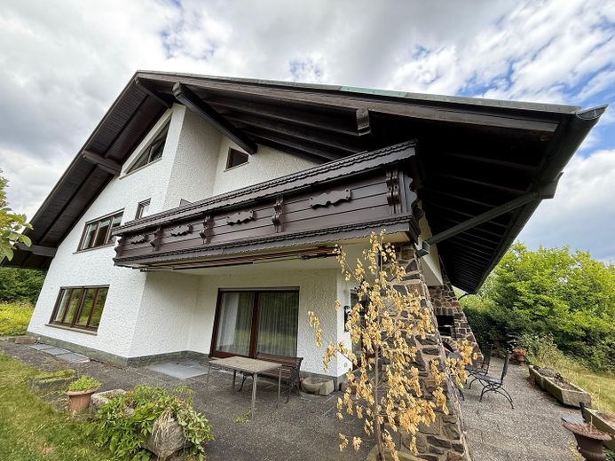 Viel Raum zum Leben: Riesige Landhausvilla in Neuhof/Fulda! – Seitenansicht links