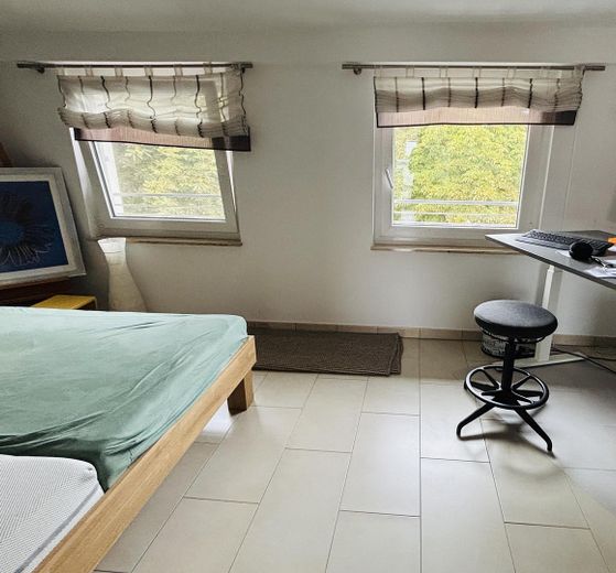 Doppelhaushälfte mit Dachterrasse, Keller, Sauna und Whirlpool, EBK, Photovoltaik, grüner Garten – Schlafzimmer 2. Stock