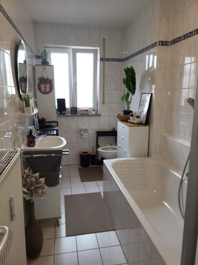 Bad mit Wanne und Dusche