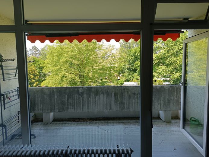 Lichtdurchflutete 4-Zimmer-Wohnung mit Loggia und Blick ins Grüne – Foto 3