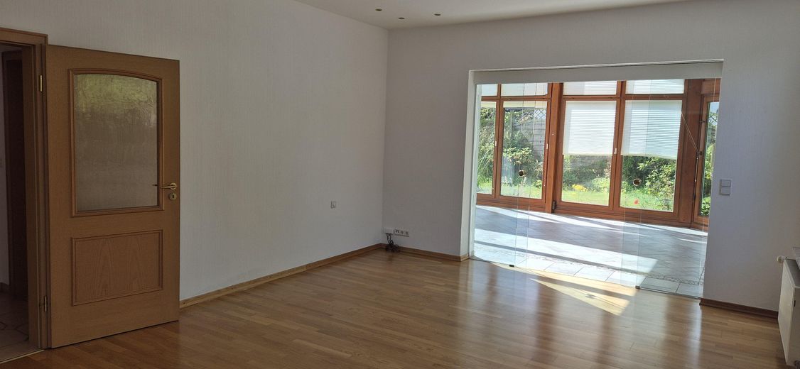 120 m² का गर्म विंटरगार्डन, टैरेस और बगीचे सहित – Schleswig में असाधारण अपार्टमेंट – Wohnzimmer