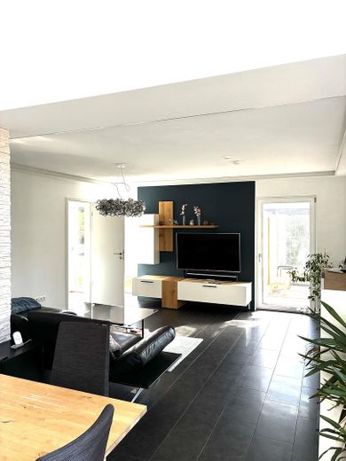 Casa moderna con un gran jardín – Wohnzimmer
