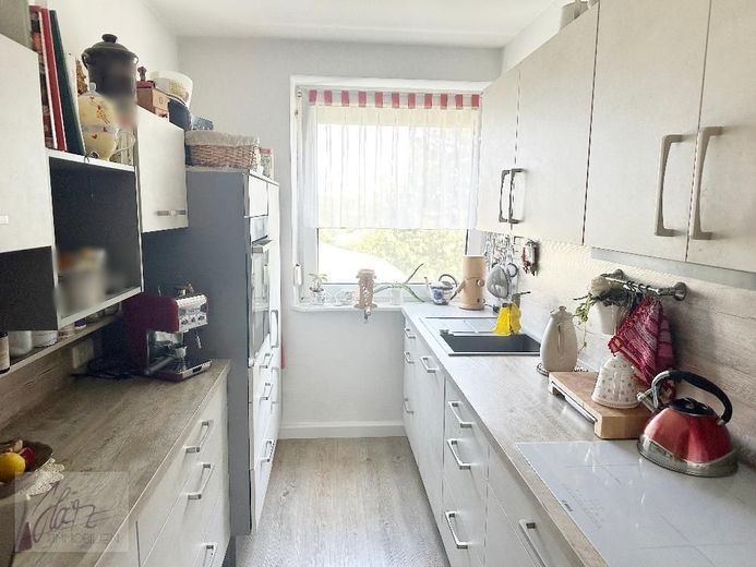 ***AB SOFORT ZU VERKAUFEN --SEHR GEPFLEGTE 3-RAUMWOHNUNG--*** mit Tageslichtbad und Dusche in einer sehr gepflegter Wohneigentumsanlage – Küche (Verkauf ohne Inventar)