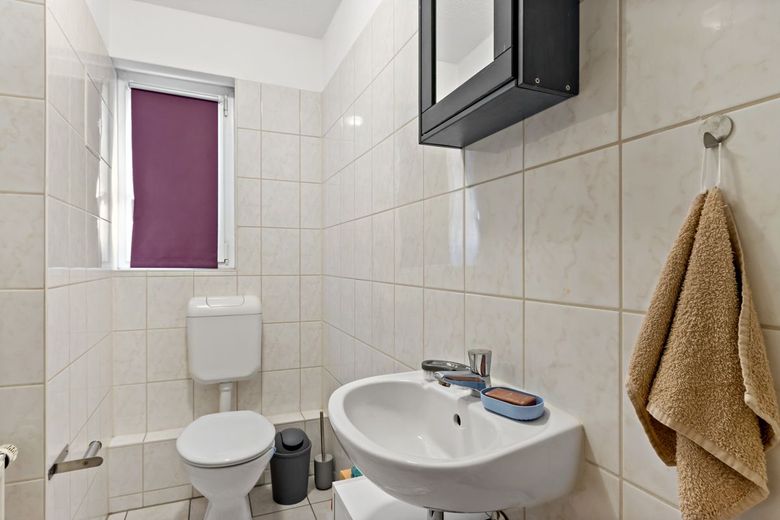 Perfekte Lage, Perfektes Zuhause: Gemütliche 2-Raumwohnung mit Erstklassiger Infrastruktur – Gäste WC