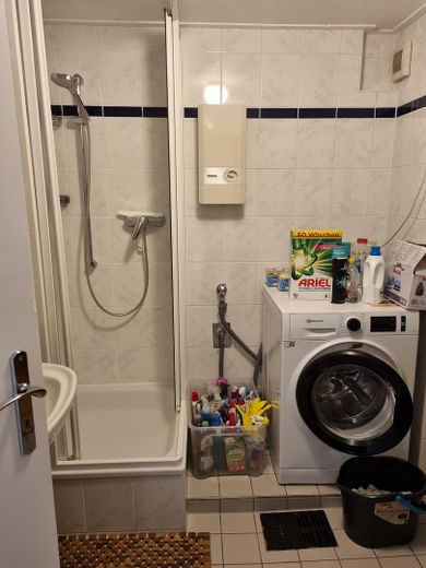 Waschküche mit Dusche