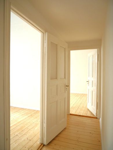Provisionsfrei - gepflegte, helle Altbauwohnung in Nord-Neukölln – Wohnzimmer-/Schlafzimmertür