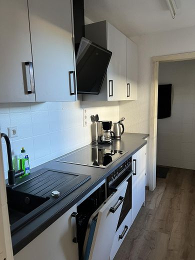 Stijlvol gemeubileerd terrasappartement met 1,5 kamer en inbouwkeuken – Küche