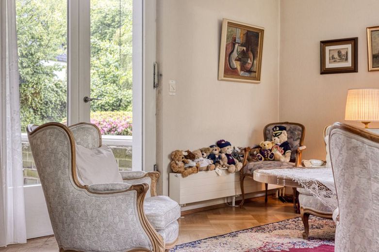 ***** Haus sucht glücklichen Bewohner, Großzügiges Domizil mit vielen Extras ***** – Wohnzimmer