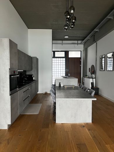 Viel Platz für den Alltag in dieser modernisierten 4-Zimmer-Loftwohnung in Lichtenberg – Küche