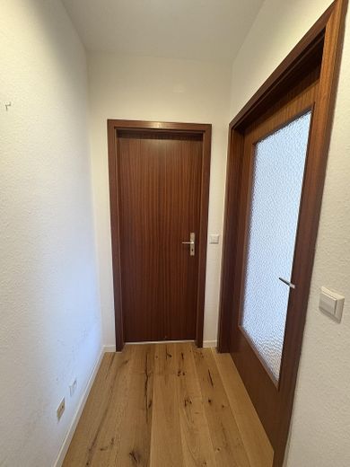 İş insanları ve öğrenciler için ideal: Balkonlu ve kapalı otoparklı 1 odalı daire – Flur