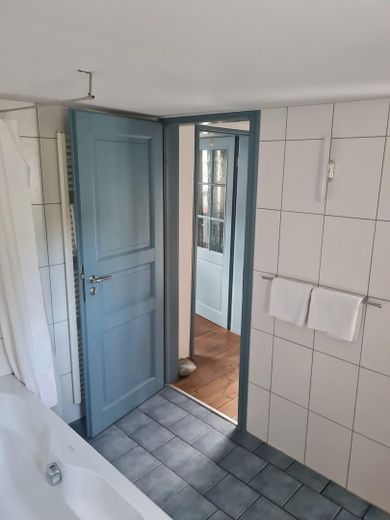 Historisches Fachwerk-Ensemble (Haupthaus + Nebengebäude + 2 Garagen) – Badezimmer Hotelzimmer