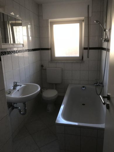 2,5 ZKB - mit EBK u. Balkon in Einbahnstraße in östlicher Südstadt – Tageslichtbad